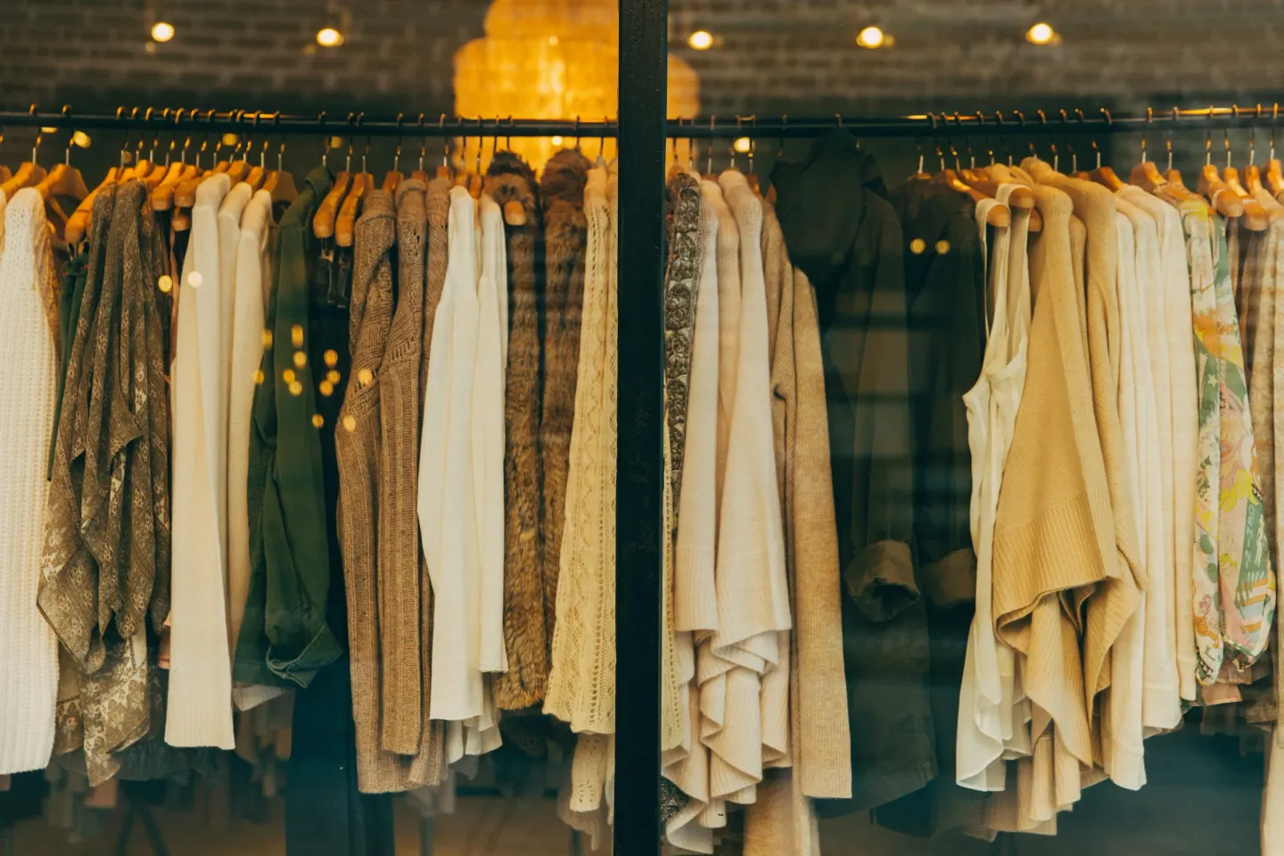 Asılı giysilerle butik iç mekânı