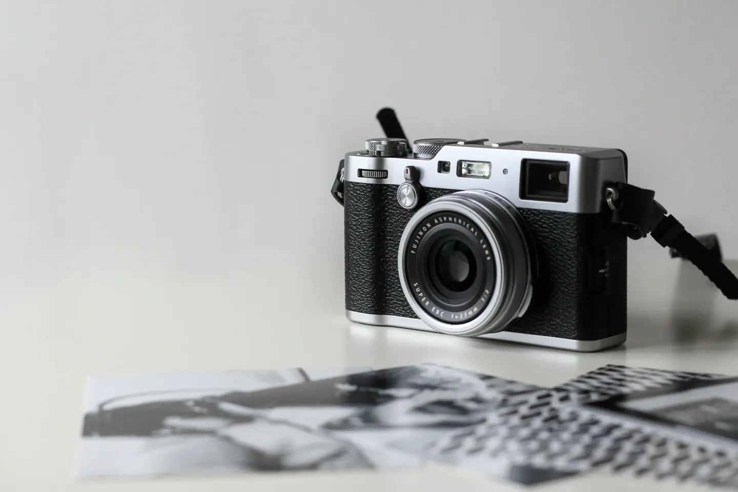 Beyaz masada gümüş telemetreli fotoğraf makinesi