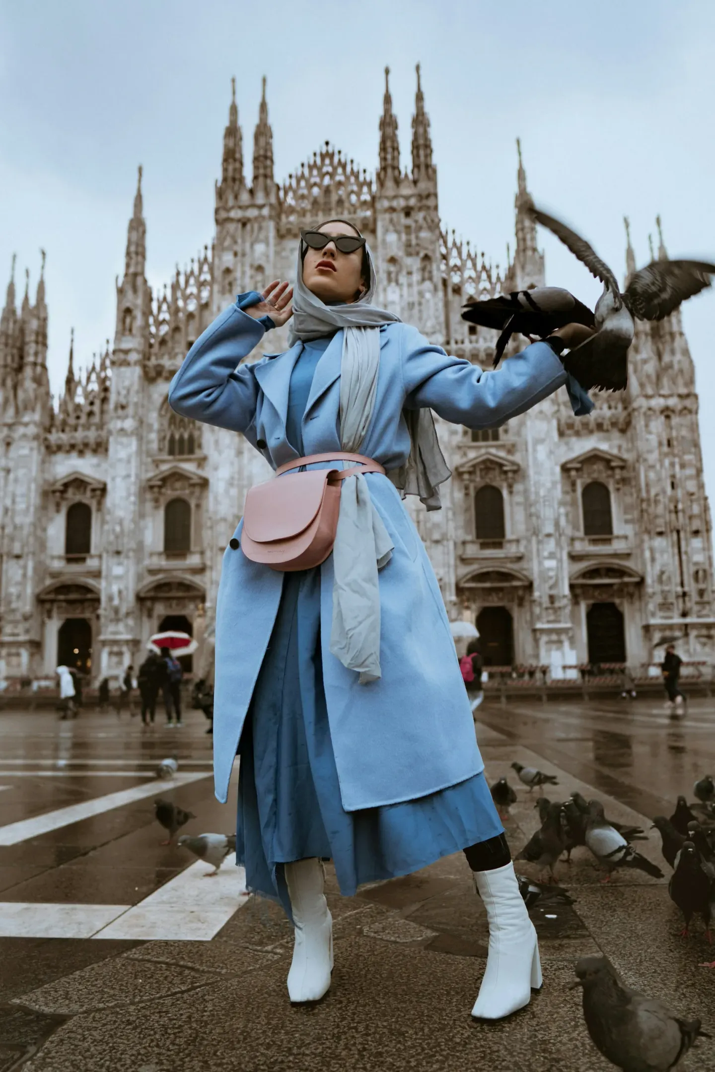 Milano Katedrali önünde pastel paltolu model