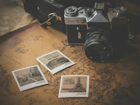 Harita üzerinde eski fotoğraf makinesi ve şipşak baskılar