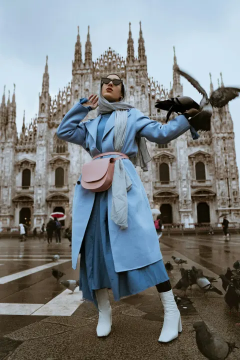 Milano Katedrali önünde pastel paltolu model