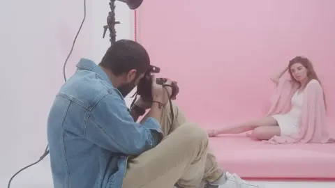 Pembe fonda portre seansı