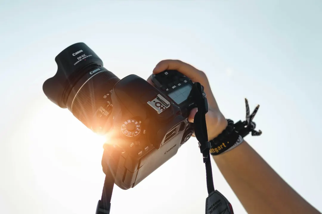 Güneşe doğru fotoğraf makinesi tutan fotoğrafçı